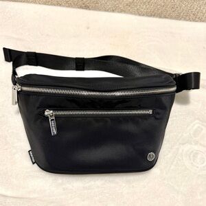 Lululemon Athletica 3L City Essentials Belt Bag black like new